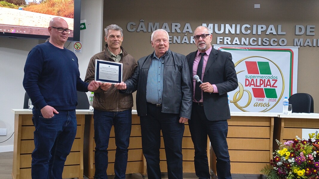 1- Entrega da placa de homenagem.jpg