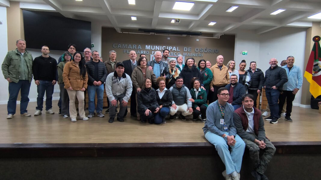 4- Ugo e esposa com colaboradores.jpg