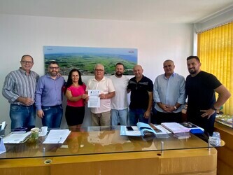 vereadores-entregam-a-representantes-do-sindiaguars-mocao-em-apoio-a-corsan