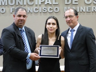 camara-homenageou-primeira-deficiente-visual-a-colar-grau-na-unicnec