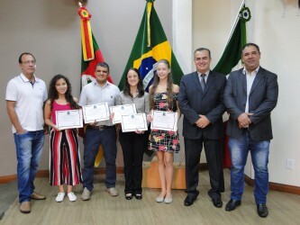 camara-homenageia-alunas-e-professores-do-ifrs-premiados-na-33-mostratec