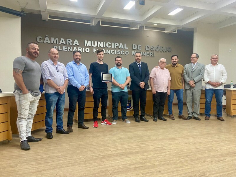 legislativo-homenageou-musico-osoriense-que-participou-do-rap-in-cena-festival