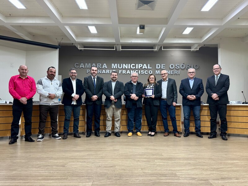 legislativo-homenageou-farmacia-e-escola-com-outorgas-de-votos-de-congratulacoes