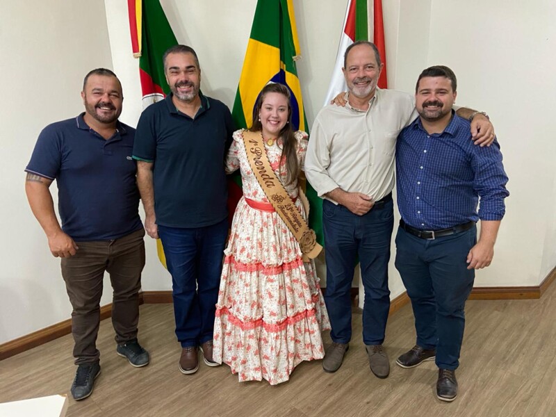 comissao-de-orcamento-educacao-e-servicos-municipais-coesm-recebeu-na-casa-legislativa-a-prenda-isabella-nunes