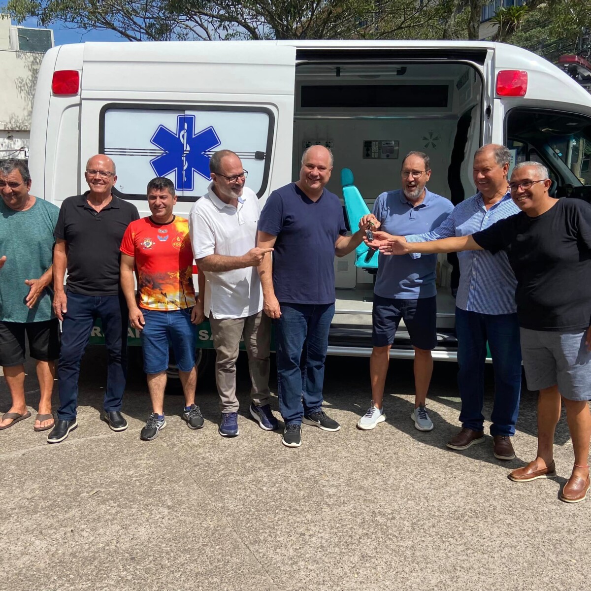 vice-presidente-do-legislativo-acompanha-entrega-de-nova-ambulancia-semi-uti-movel-para-o-municipio