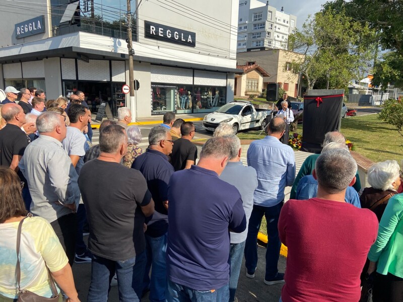 📌 Legislativo acompanha inauguração de totem em homenagem ao Professor Benito Izolan 4.jpg
