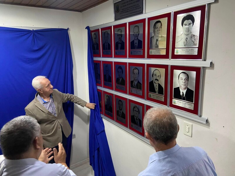 camara-realiza-sessao-solene-para-o-lancamento-da-3-edicao-do-livro-trajetoria-do-poder-legislativo-e-reinauguracao-da-galeria-de-ex-presidentes-ex-vereadoras-e-legislaturas