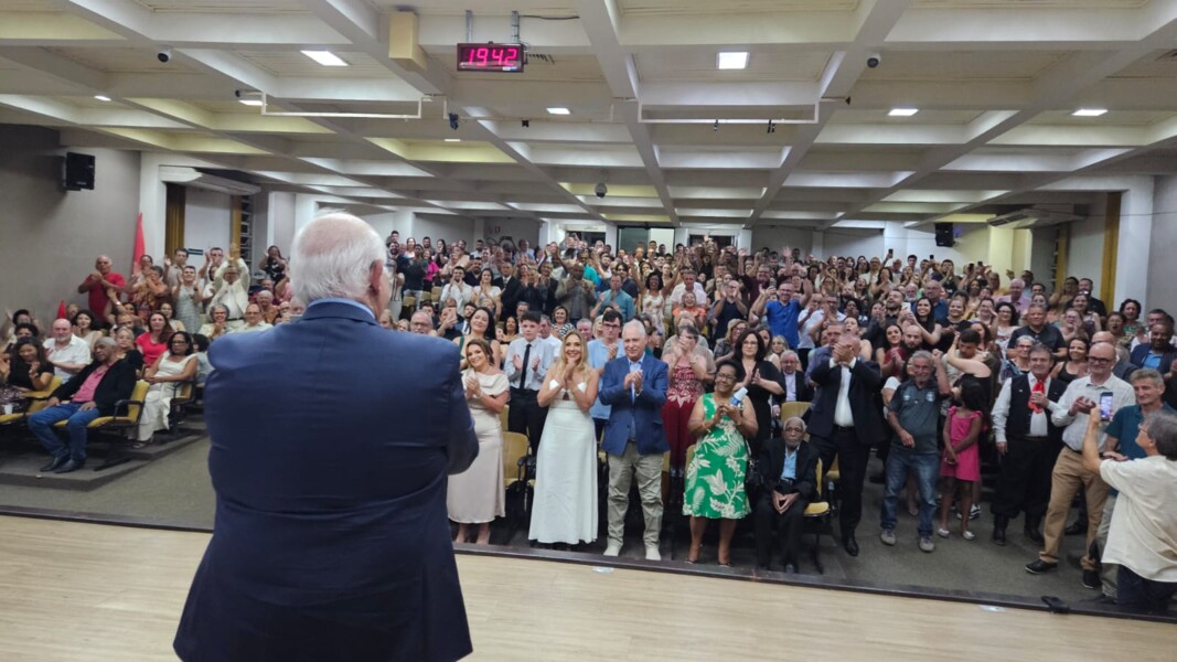 Prefeito Romildo aplaudido pelo público.jpg