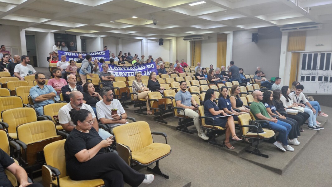 Repesentantes da Unicnec e Servidores públicos municipais.jpg