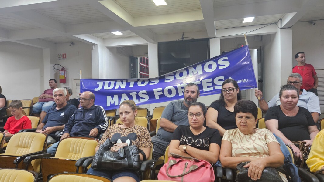 Servidores carregavam faixas com mensagens.jpg
