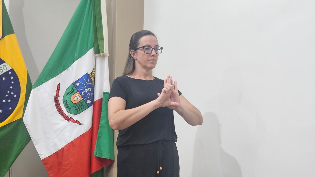Intérprete e tradutora de Libras profª. Aline.jpg
