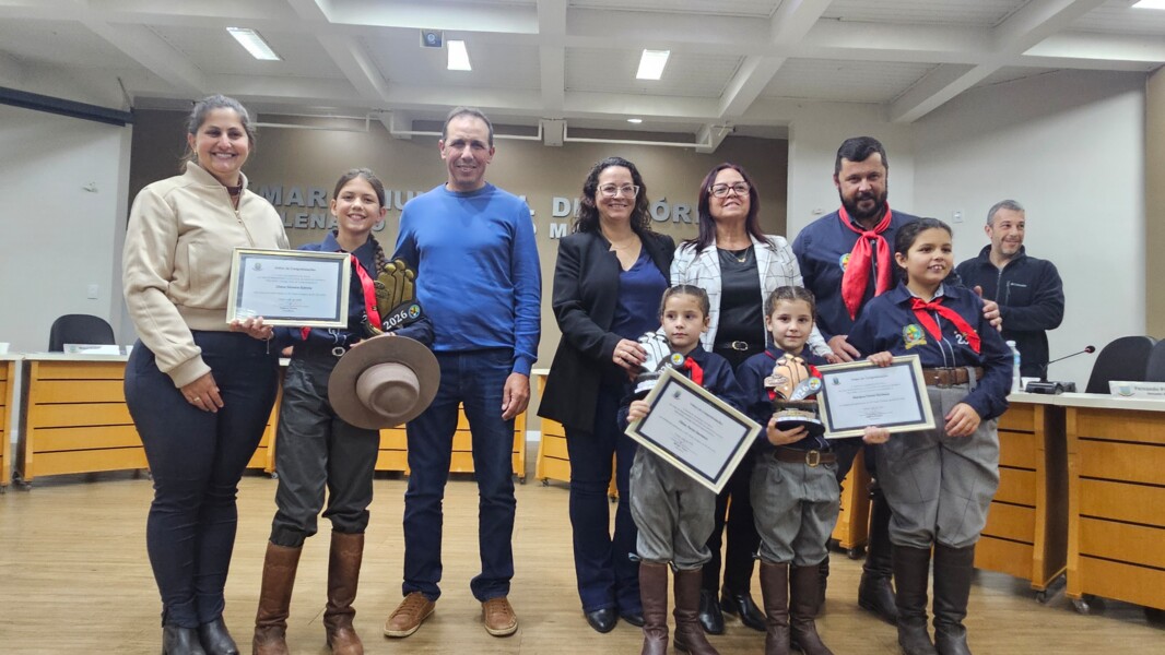 Homenageadas com as famílias e a vereadora Rosi.jpg